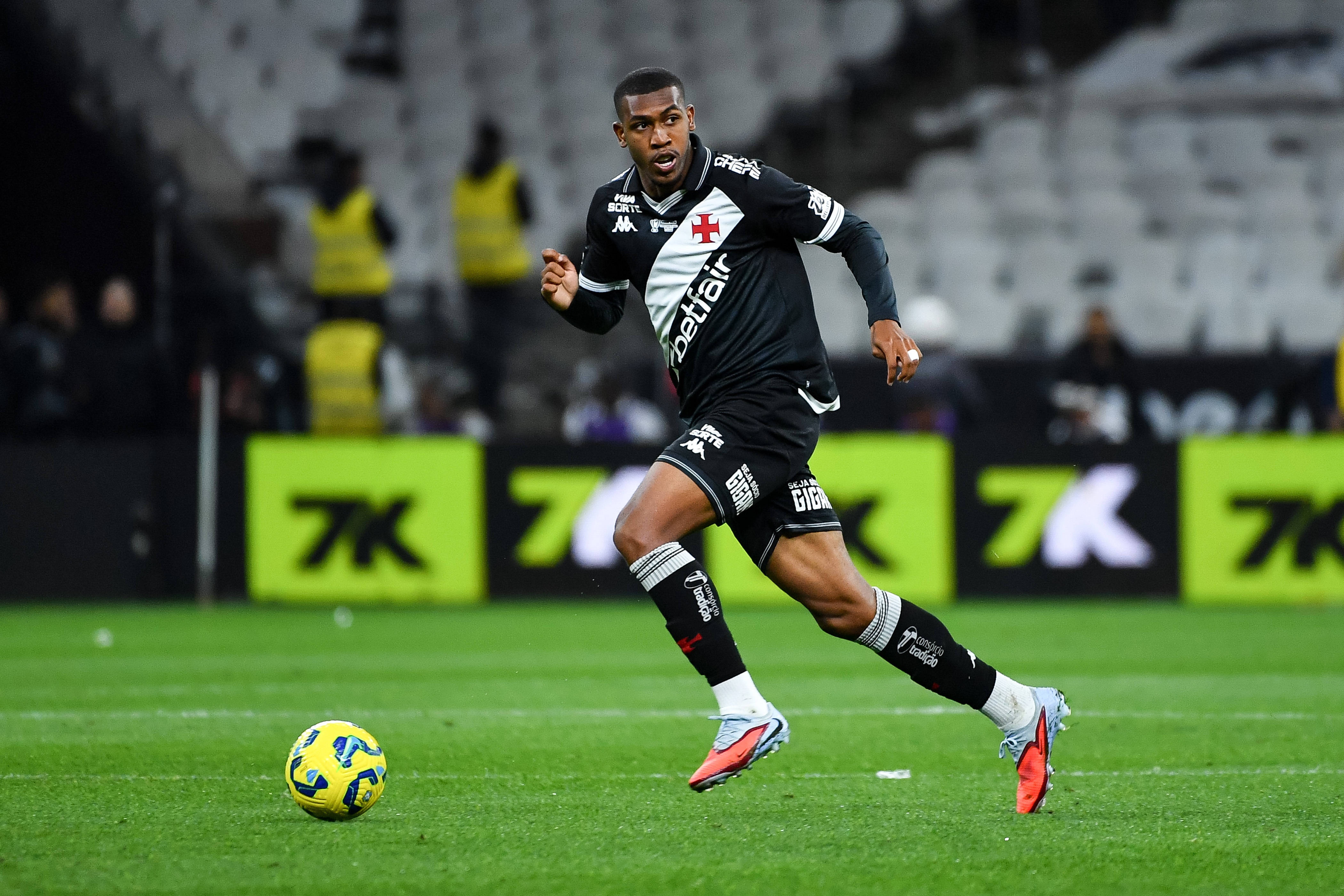 九游电脑版-罗马诺：19岁前锋拉扬、24岁门将曼达斯今日接受伯恩茅斯体检